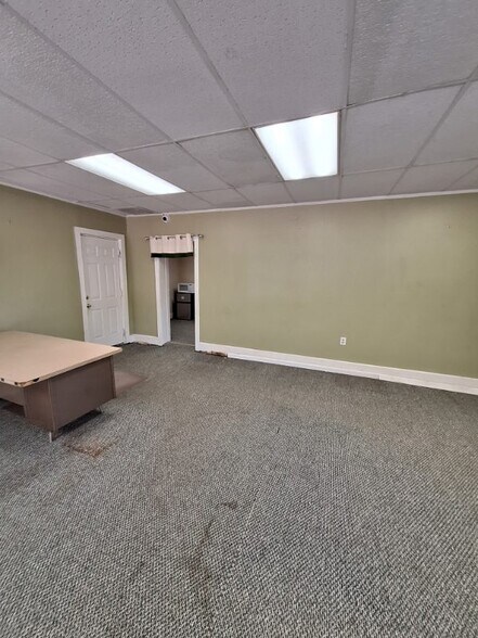 More Photos Of 618 N Salisbury Ave, Spencer Office For Sale