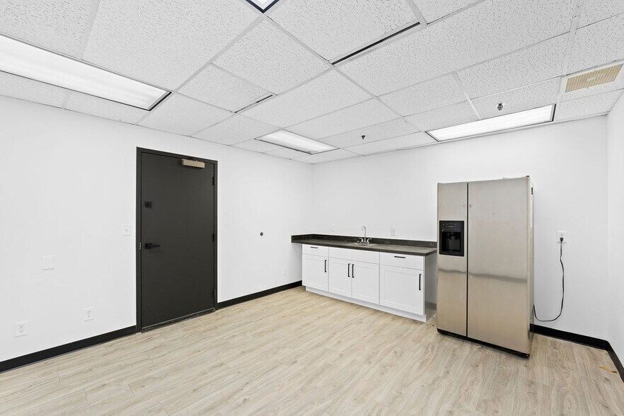 More Photos Of 560 W Brown Rd, Mesa Office For Lease