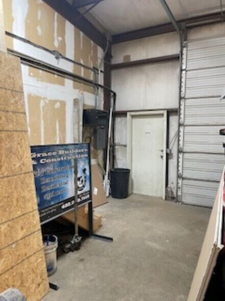 More Photos Of 3241 Franklin Ave, Midland Flex For Lease