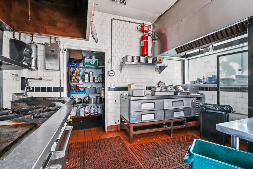 More Photos Of 1923 E Broadway, Long Beach Restaurant For Lease