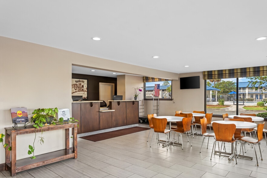 More Photos Of 1825 W Hill Ave, Valdosta Hotel For Sale