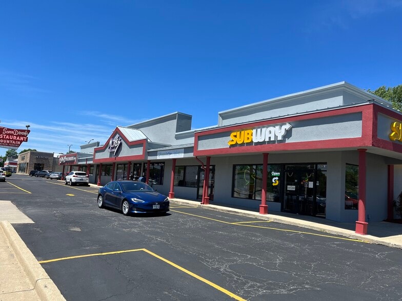 More Photos Of 921-925 E Roosevelt Rd, Wheaton Storefront For Lease