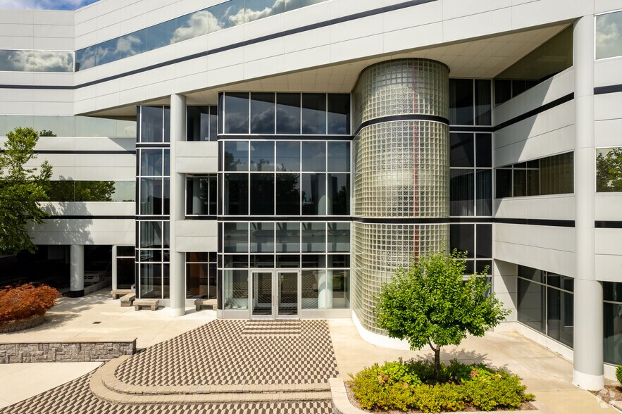 More Photos Of 28588 Northwestern Hwy, Southfield Office For Lease