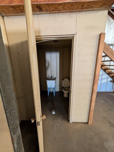 More Photos Of 128 GA-520, Cusseta Warehouse For Sale