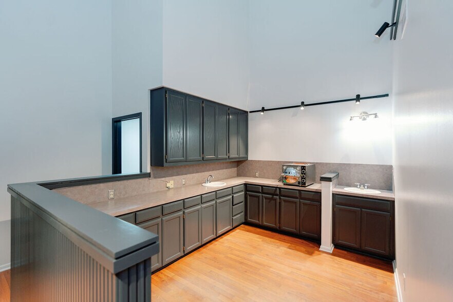 More Photos Of 2215 Midwestern Pky, Wichita Falls Medical For Lease