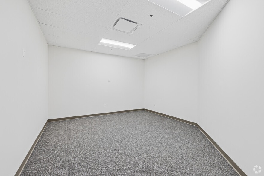 More Photos Of 25 Colony Rd, Jersey City Warehouse For Lease