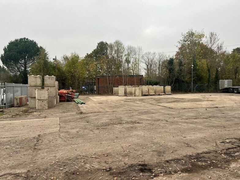 More Photos Of 251-253 Field End Rd, Hillingdon Storefront Retail Residential For Lease