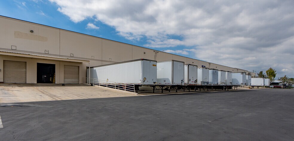 More Photos Of 900-912 E Arlee Pl, Anaheim Warehouse For Lease