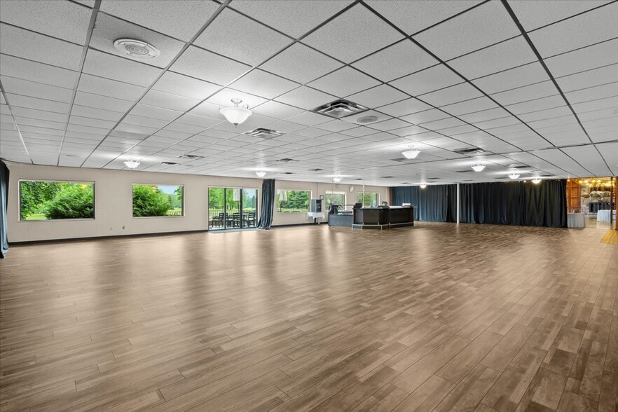 More Photos Of 9512 E Lippincott Blvd, Davison Golf Course Driving Range For Sale