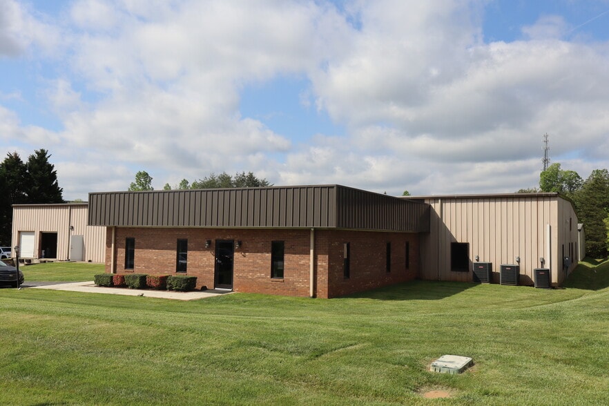 More Photos Of 340 Forum Pky, Rural Hall Manufacturing For Lease