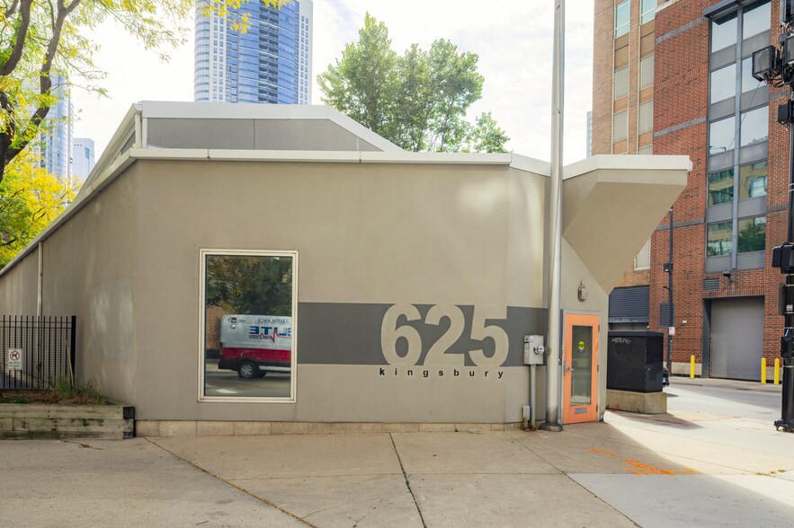 More Photos Of 430 W Ohio St, Chicago Showroom For Sale