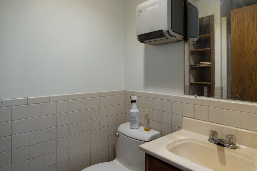 More Photos Of 321 NE Wilson St, Minneapolis Light Distribution For Lease
