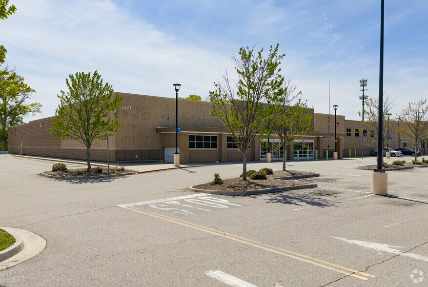 More Photos Of 5221 Brook Rd, Richmond Freestanding For Lease