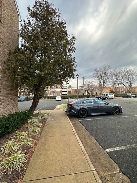More Photos Of 3921-3951 University Dr, Fairfax Office For Lease