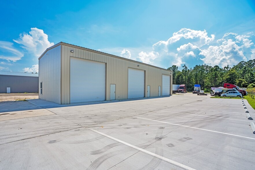 More Photos Of 3295 Steel Rail Dr, Bunnell Warehouse For Lease