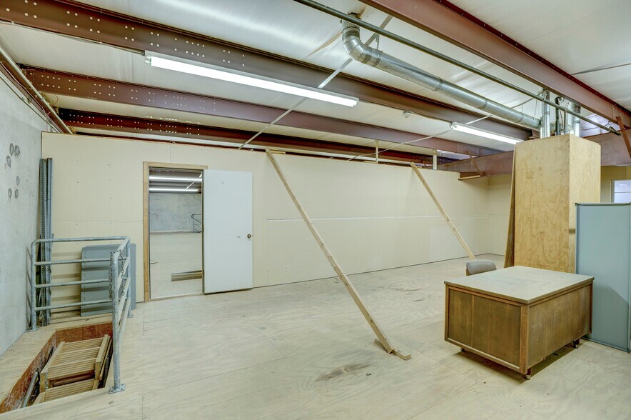 More Photos Of 2620 Carson St, Haltom City Light Distribution For Lease
