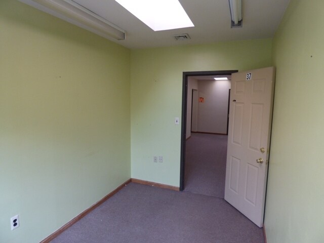 More Photos Of 1967 Lincoln Hwy, Edison Office For Sale