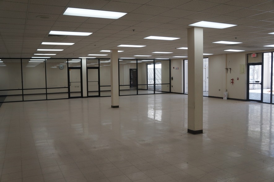 More Photos Of 6750 N Desert Blvd, El Paso Distribution For Lease