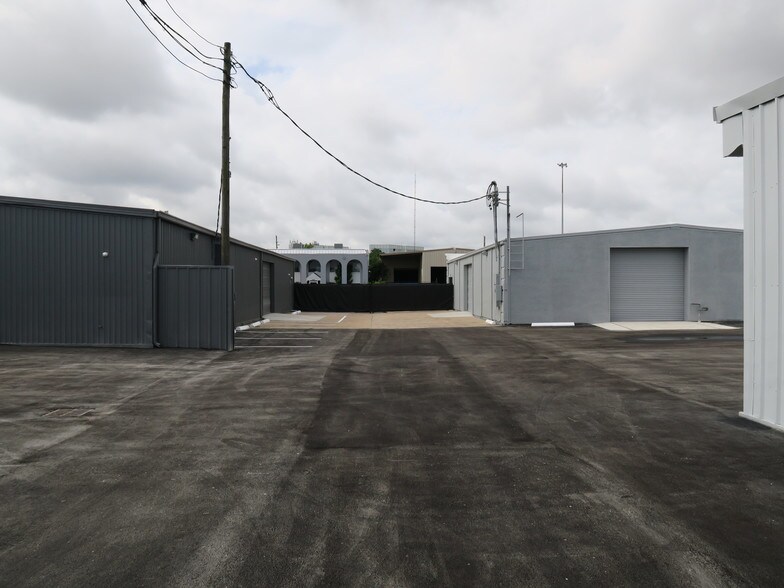 More Photos Of 5830 Star Ln, Houston Light Distribution For Lease