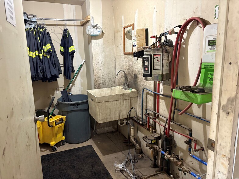 More Photos Of 858 Gravel Pike, Palm Industrial For Sale