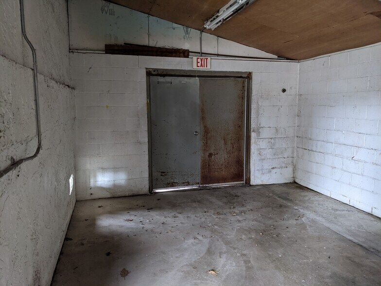 More Photos Of 212 S Kennedy, Bradley Auto Repair For Lease