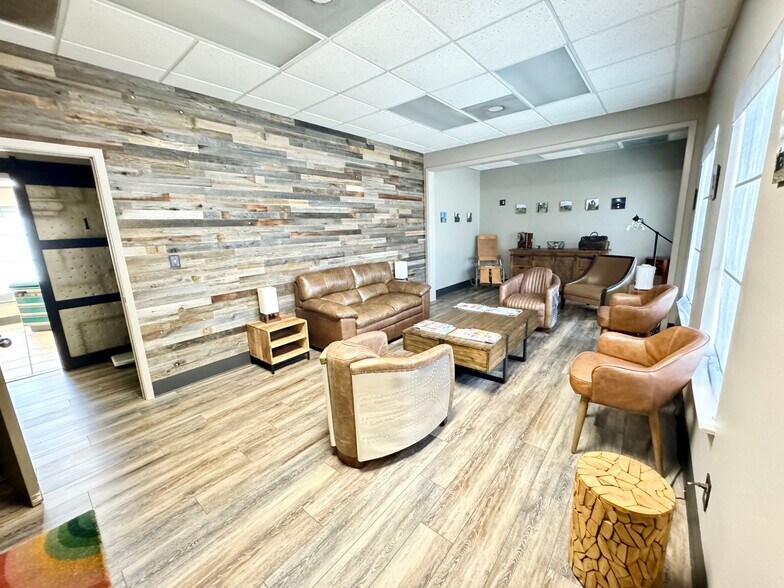 More Photos Of 4550 Lamar Ave, Paris Office For Lease