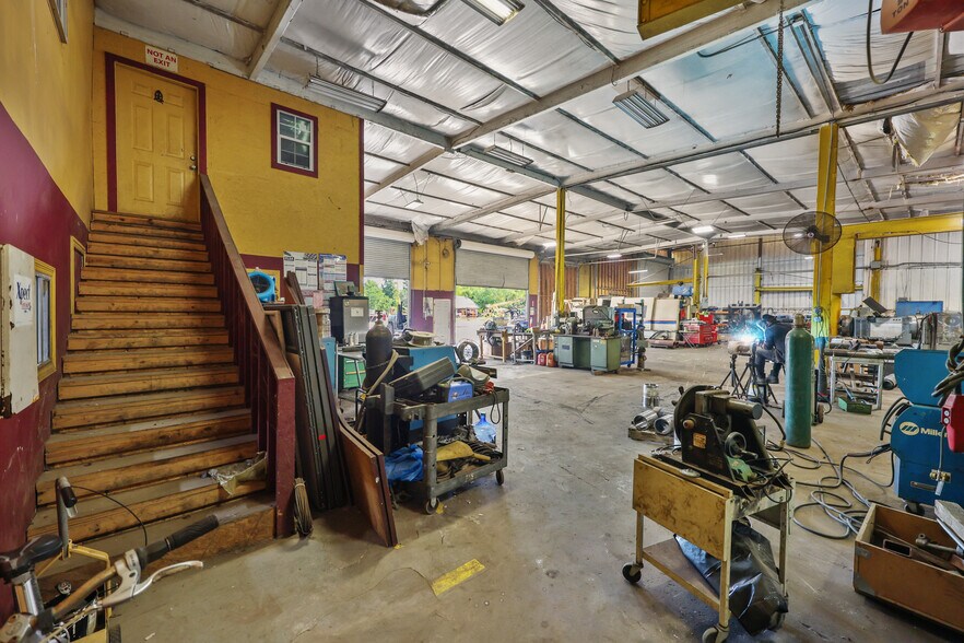 More Photos Of 16911 Pickering Rd, Conroe Warehouse For Sale