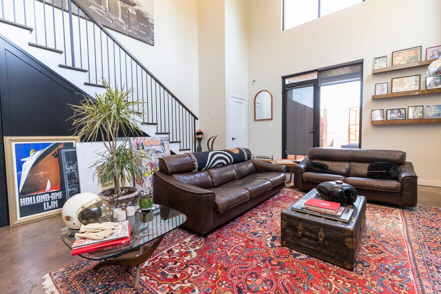 More Photos Of 4770 Iberia Ave, Dallas Showroom For Sale