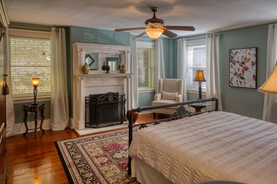 More Photos Of 14 E Taylor St, Savannah Specialty For Sale