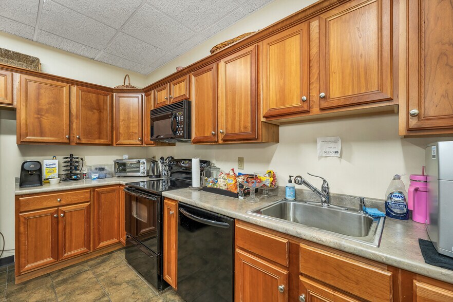 More Photos Of 231 Sutton St, North Andover Medical For Sale