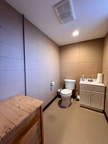 More Photos Of 406 2nd Ave, Chesapeake Office For Sale