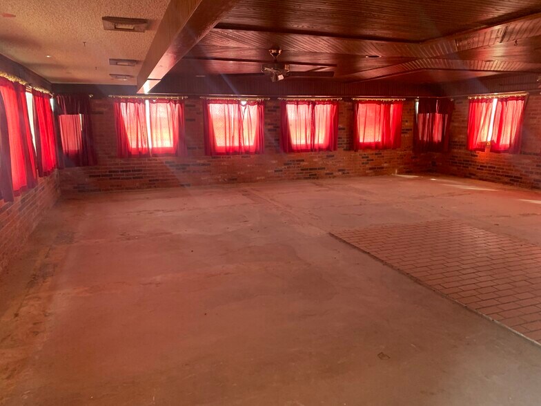 More Photos Of 287 Highway, Memphis Freestanding For Sale