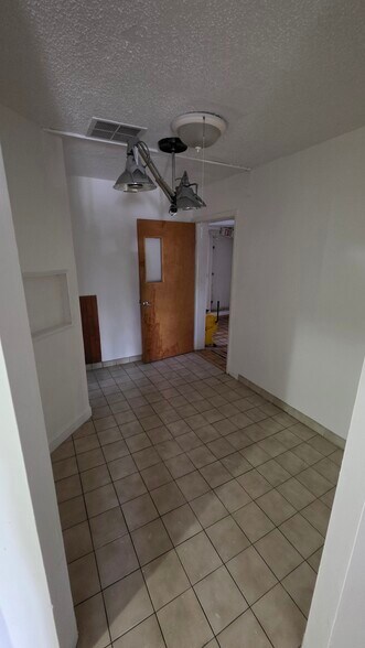 More Photos Of 7102 N Armenia Ave, Tampa Flex For Sale