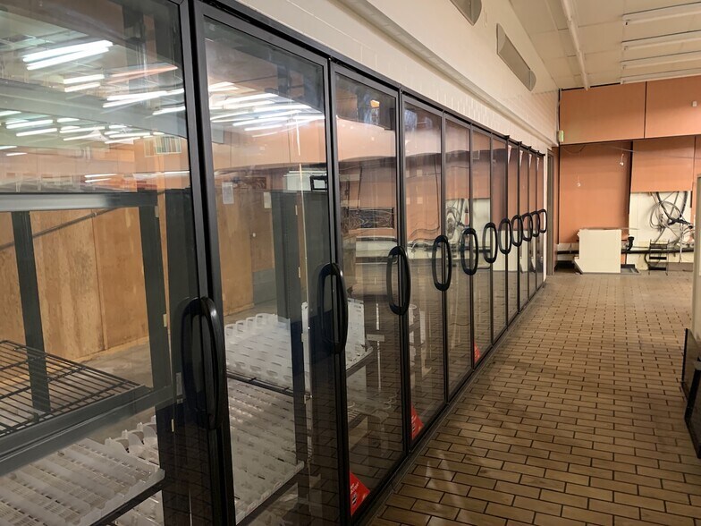 More Photos Of 15404 Union Ave SW, Lakewood Convenience Store For Lease