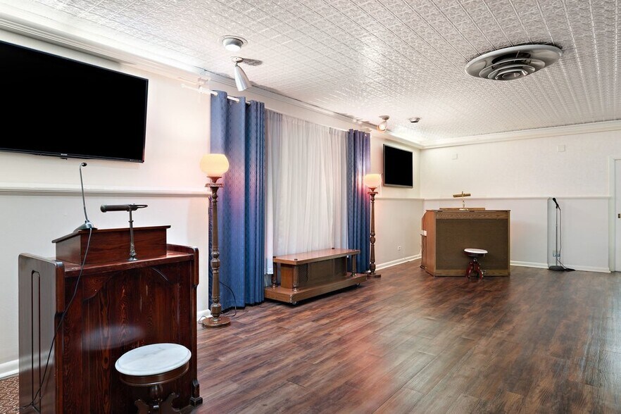 More Photos Of 503 Talbot St, Taylor Funeral Home For Sale