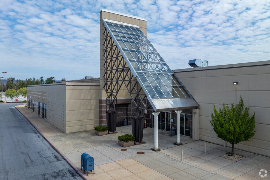 More Photos Of 4600 Jonestown Rd, Harrisburg Department Store For Lease