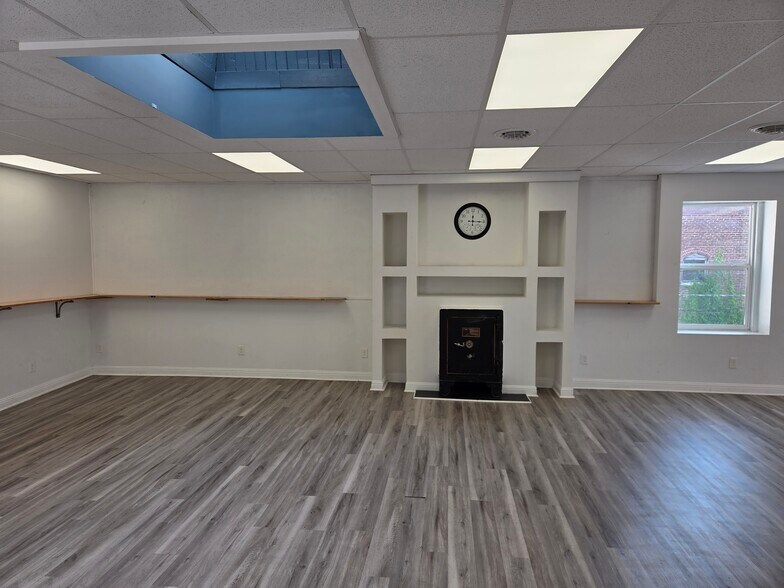 More Photos Of 35 S Main St, Winchester Office Residential For Lease