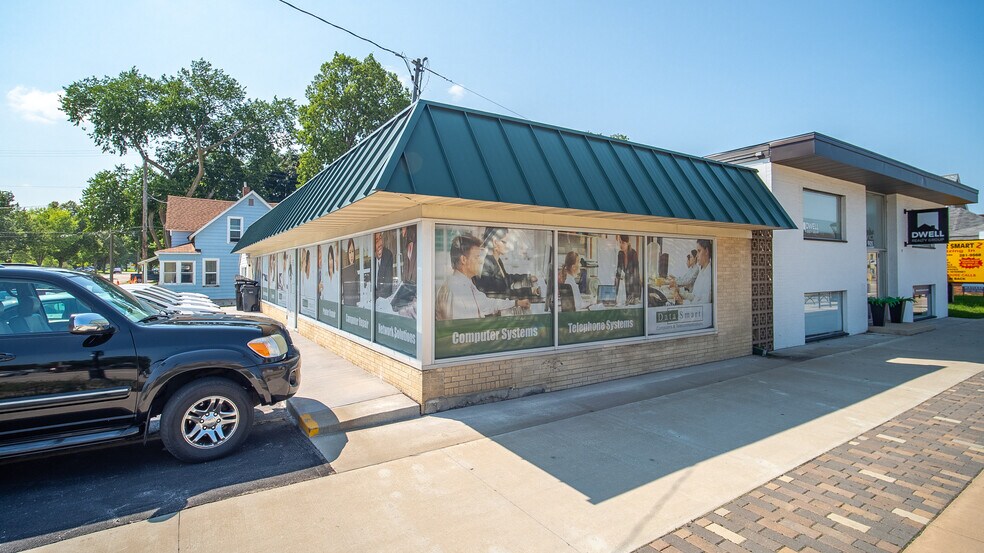 More Photos Of 903 Broadway Ave N, Rochester Freestanding For Sale
