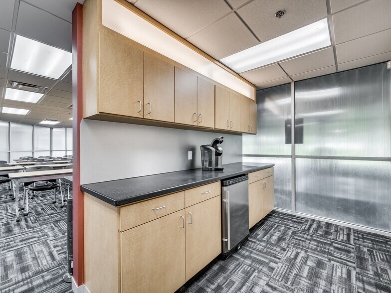 More Photos Of 5909 NW Expressway St, Oklahoma City Office For Lease