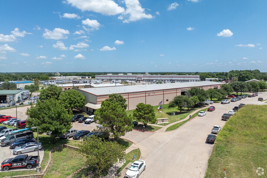 More Photos Of 411 McKinney Pkwy, McKinney Warehouse For Lease