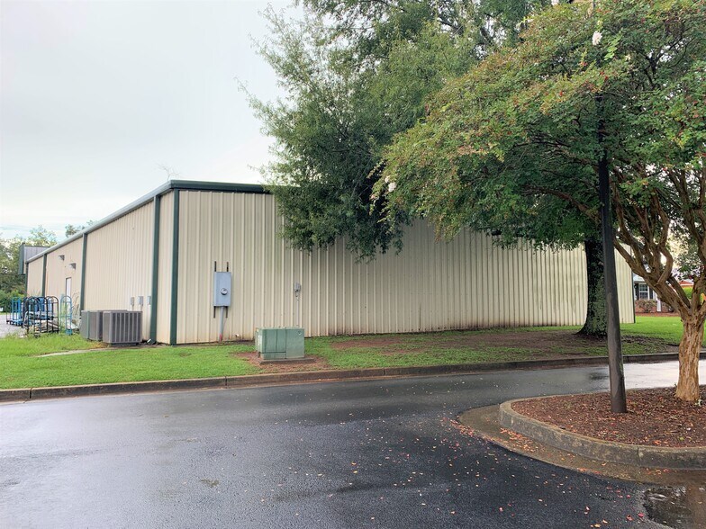 More Photos Of 19276 Hartford St, Edison Freestanding For Sale