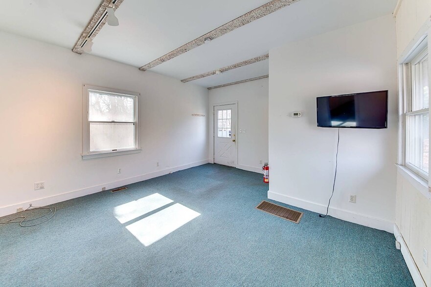 More Photos Of 512 Three Mile Harbor Hog Creek Hwy, East Hampton Loft Creative Space For Lease