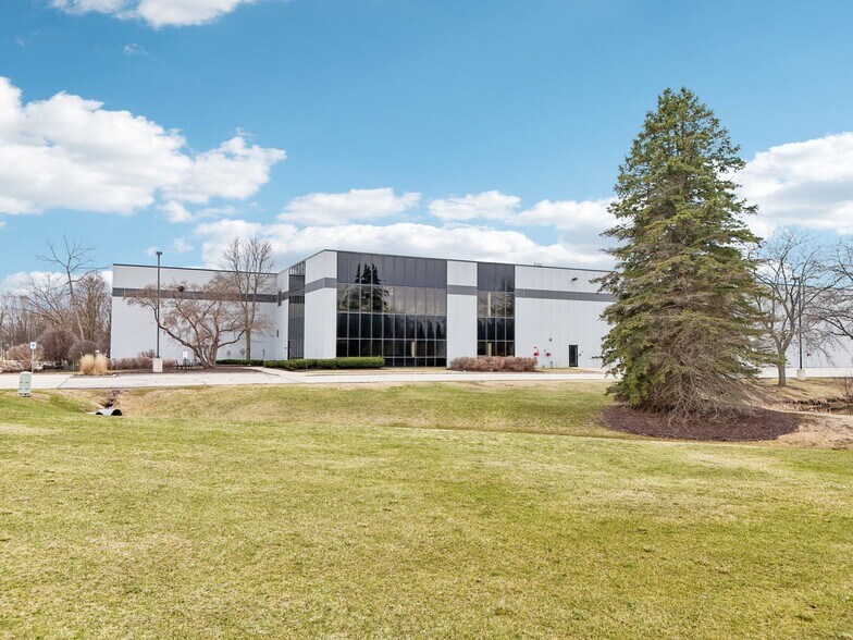 More Photos Of 5201-5401 W Donges Bay Rd, Mequon Warehouse For Lease