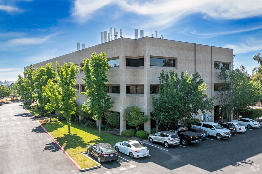 More Photos Of 155 E Shaw Ave, Fresno Office For Lease
