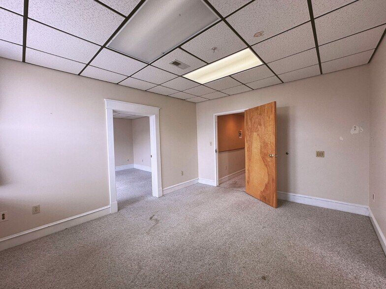 More Photos Of 104-110 S Hill Ave, South Hill Office Residential For Lease