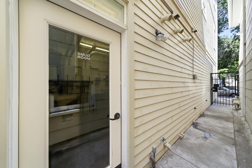 More Photos Of 1304-1306 19th St, Sacramento Office Residential For Sale