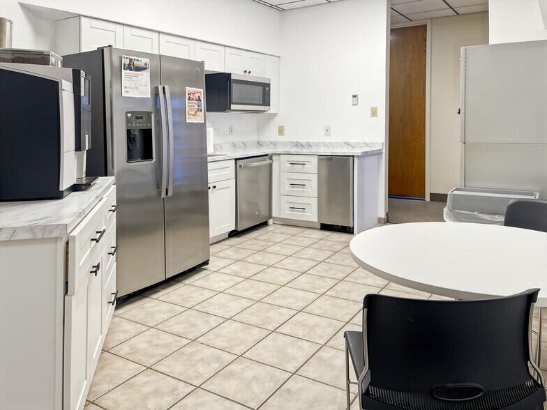 More Photos Of 1600 Airport Fwy, Bedford Coworking Space
