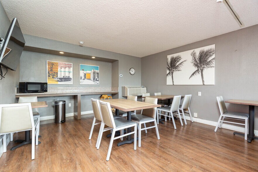 More Photos Of 1633 S Palm Canyon Dr, Palm Springs Hotel For Sale