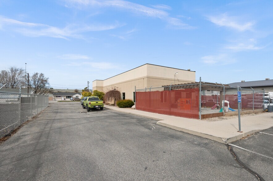 More Photos Of 5951 S Stratler St, Salt Lake City Veterinarian Kennel For Sale