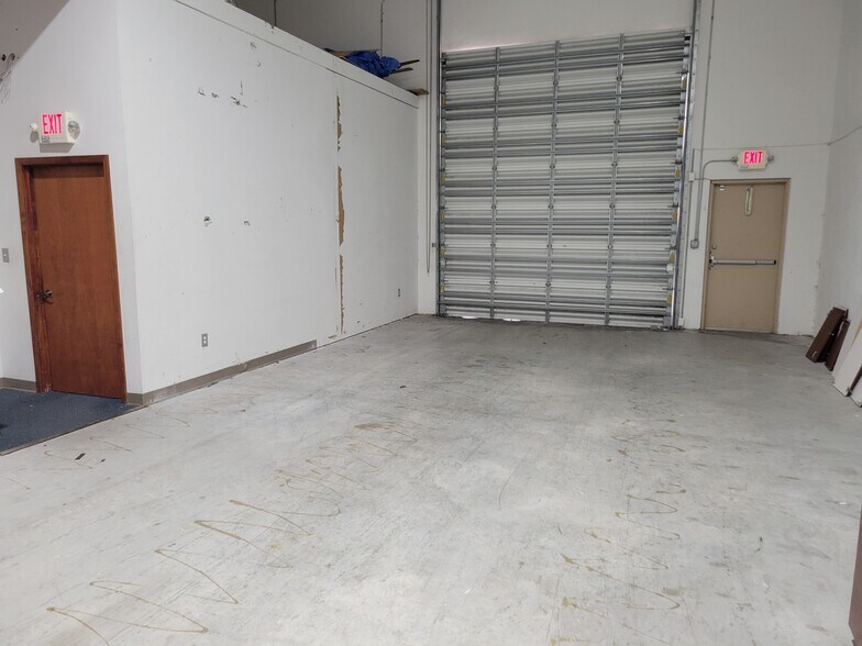 More Photos Of 2927-2947 SE Gran Park Way, Stuart Warehouse For Lease